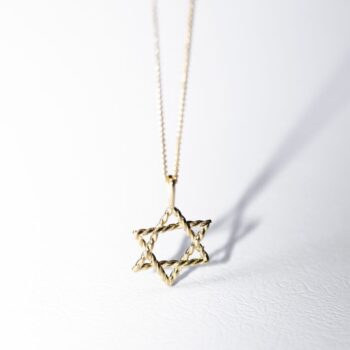 עצמאות מבחינתי היא ההבנה שאין לי שליטה על כלום חוץ מעל הדרך בה אני בוחרת להסתכל על כל דבר שמגיע לפתחי.
עצמאות היא הבטחון להאמין בעצמי ובדרך שלי למרות ועם הקולות שמגיעים מבפנים ומבחוץ.
עצמאות היא שחרור ממה שאני יודעת והזכות לא לדעת, להיות סקרנית, לגלות ולחקור.
עצמאות היא חופש שמתחיל ביני לבין עצמי ומשם זורם החוצה.
מאחלת לכולנו עצמאות, חופש ושחרור.
שכולם יחזרו הביתה בשלום, החיילים החטופים, ונהיה חופשיים בארצנו.
בשורות טובות 🙏🏻
