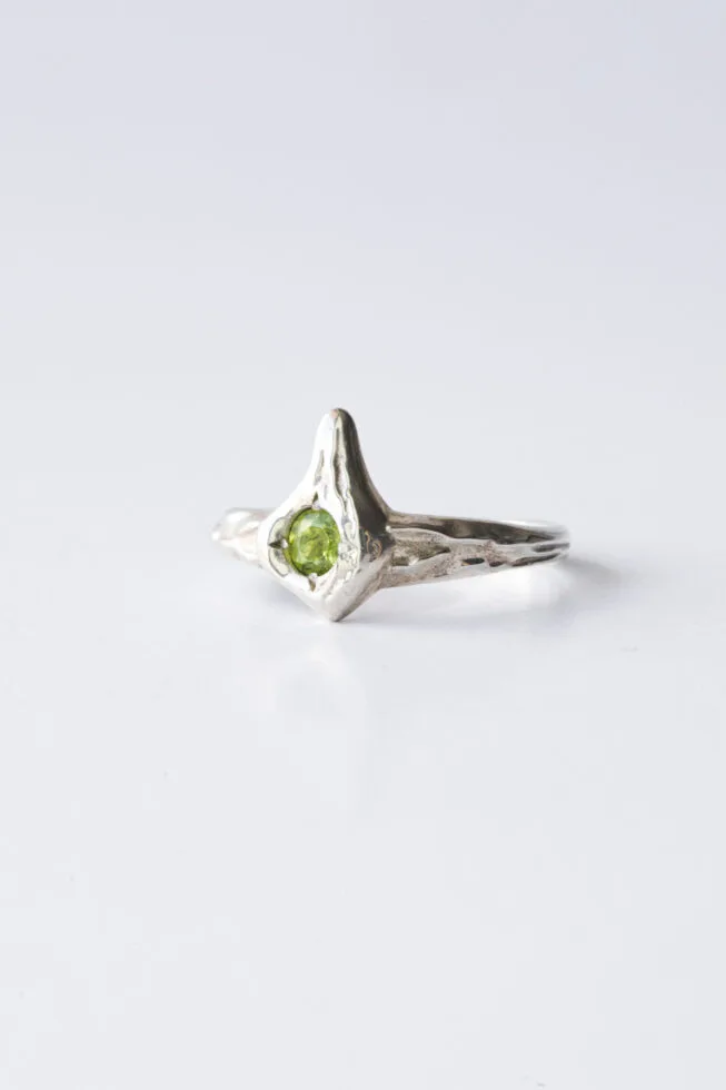 1750626141 טבעת20גאיה20פרידוט20כסף1.jpg