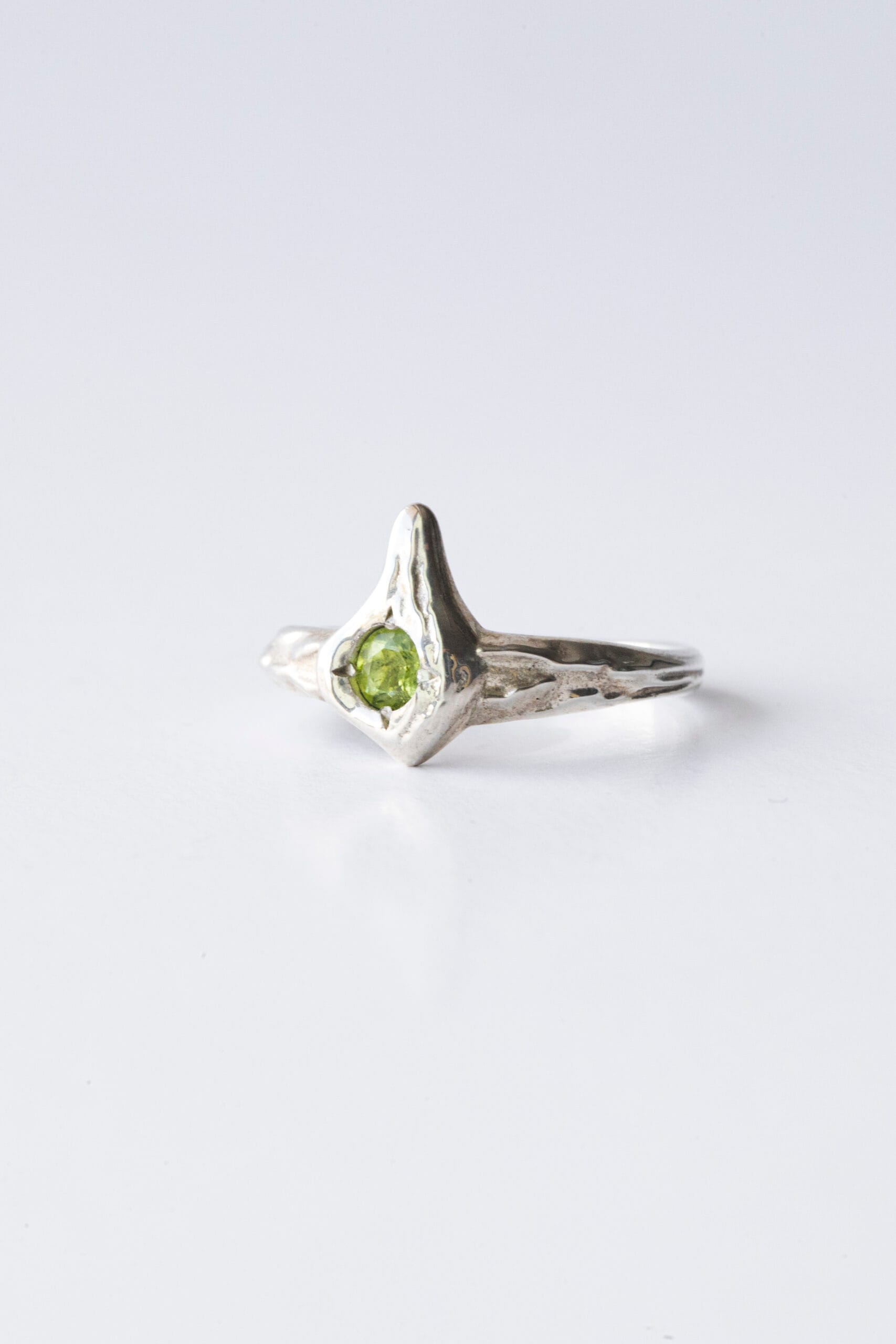 טבעת גאיה | כסף/פרידוט