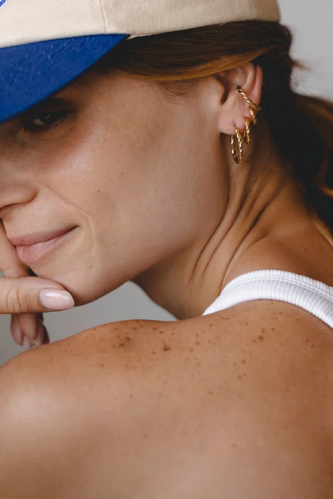 1750629093 עגילי20סקאדי20זהב20גוף2.jpg