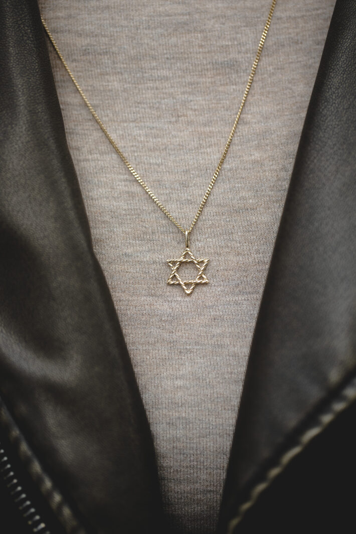 1751796952 שרשרת20אסתר20זהב20גוף.jpg