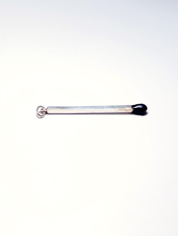 1754254379 צ׳ארם20פלה20כסףשחור.jpg