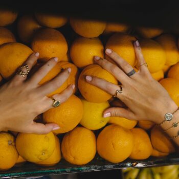 ישראליות.
היא הרגע הזה שבו הלב מתכווץ ובאותה שנייה נפתח.
היא החיבוק, הדמעות והחיוך שלא מצליח להסתיר את ההקלה.
היא היכולת שלנו להיות רכות וחזקות בו־זמנית.
היא לקום, לאסוף את עצמנו ולהמשיך ליצור יופי, גם כשכואב.שיהיו לנו רק בשורות טובות חברות שלי 🫶🏼